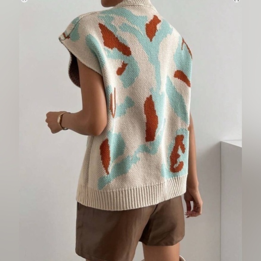 💋NWT Graphic Abstract Batwing Sleeve Sweater Vest - M beige - luxe animal print - Picture 2 of 8